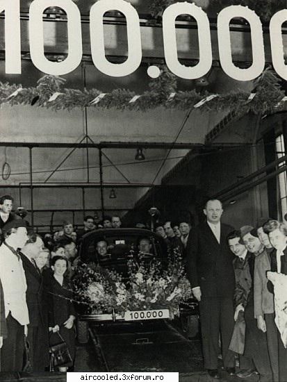 poze vechi 1950 s-a produs broscuta numarul 100.000. deci cinci ani pentru 100000 masini. vremurile