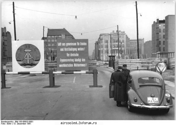 poze vechi checkpoint charlie, berlin 1961. tocmai construise zidul