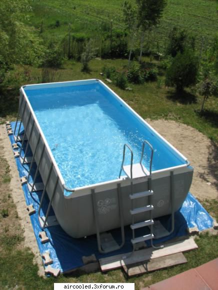 viata tara ore montajul ei, oameniin dreapta vede locul unde statea piscina cea veche. trebuie razui