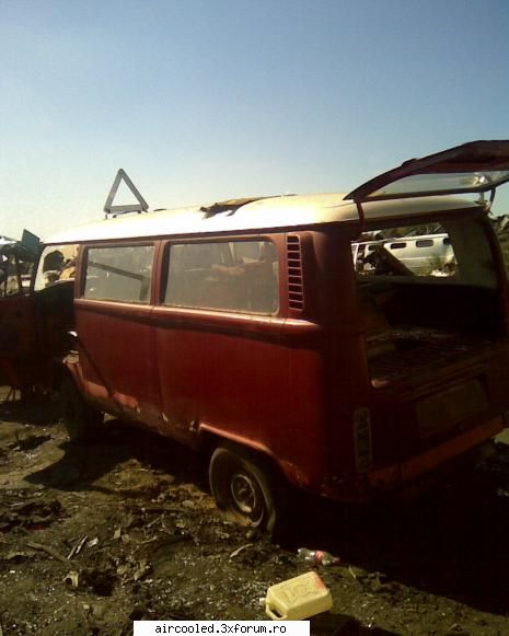 azi--un bus, mot 2000, cotie la fel...era intreg... :zzz: baiet fiind, scrapyard cutreieram