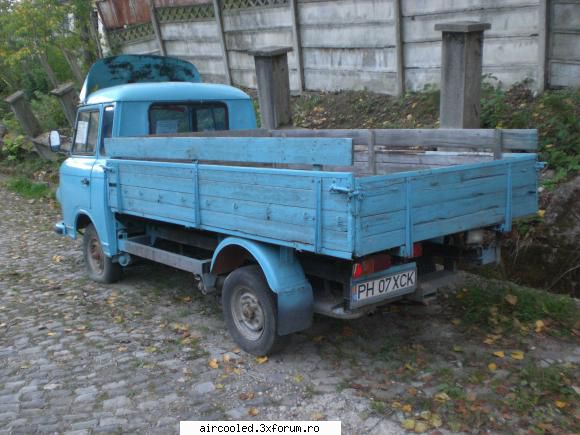 din spate: barkas camioneta