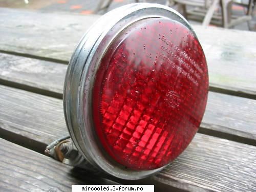 lampa de ceata, are unul , nu e  de vanzare (de split ?), dar poate ca poaye fi convins sa-l dea: