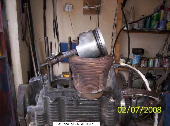 am dat jos o biela .. de la 1 ... si in locul ei am pus o biela cu piston si camasa de la motorul de