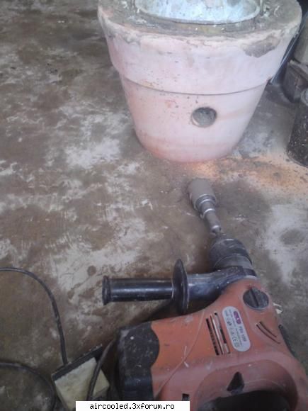 dupa ce sa uscat cimentul am dat o gaura cu o carotiera diy - piese turnate