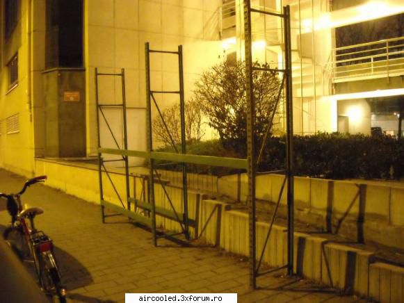carate cu bicicleta si asamblate, dete asta din poza. raft. nu-s toate montate, am 12 in total.