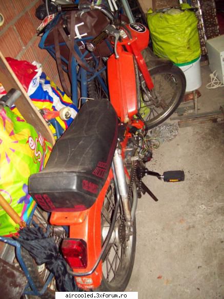 sa revenim la motoreta peugeot pe care am gasit-o in garaj. d'ale lui mishu