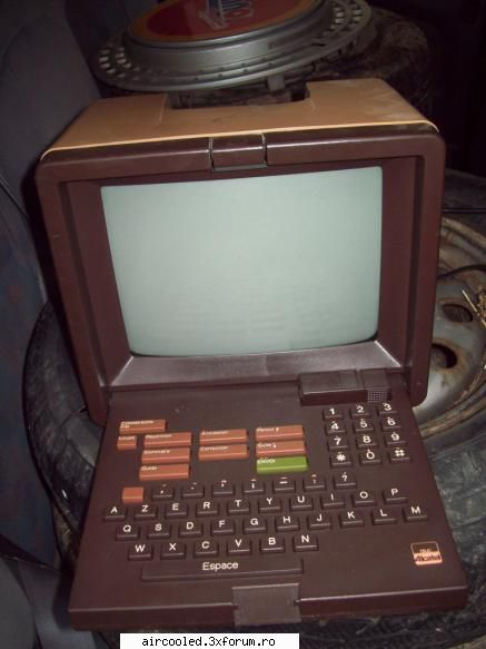 plus un monitor si un tv lcd (nu am poza, oricum alea nu merg. si un minitel. d'ale lui mishu
