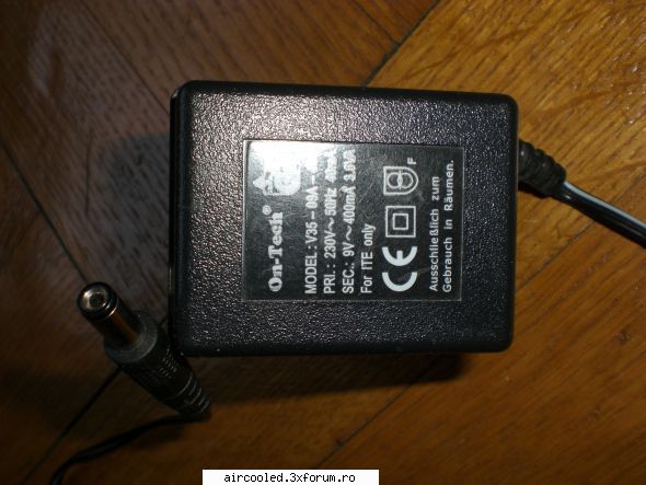 Geamantan mic - Un alimentator 9V 400mA - Vanzari-cumparari diverse