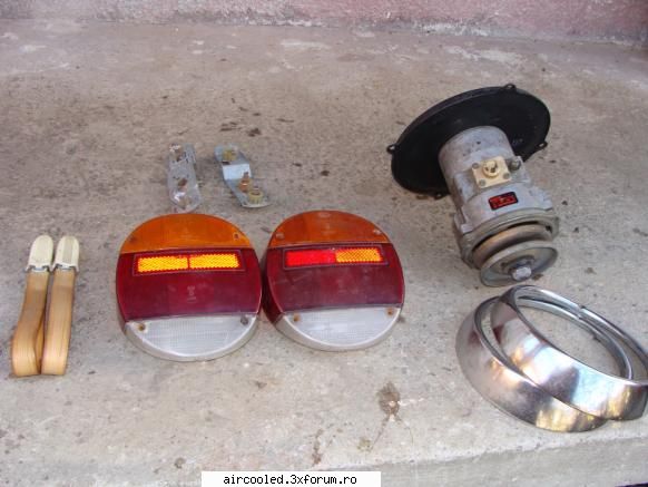 Vand urmatoarele de VW broscuta - ochelari far pret:40 lei -curele+cuiere pret:40 - Vanzari- piese