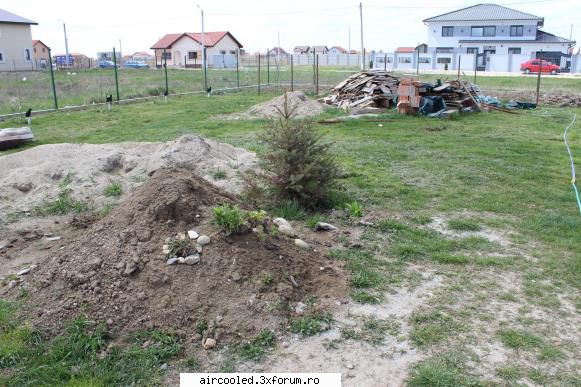 Viata la tara - si muntele in miniatura pe care il populam cu - broscar in timpul liber