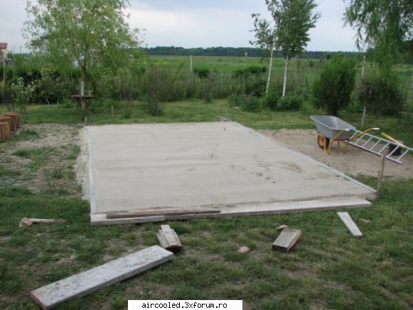 Viata la tara - Am pregatit patul de nisip pentru piscina - broscar in timpul liber